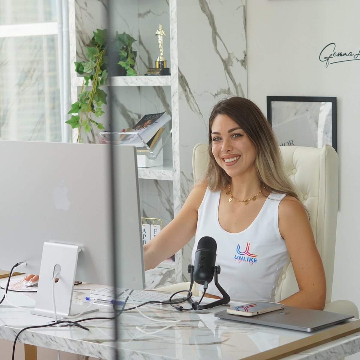 Gemma Lenoci alla scrivania del suo ufficio durante una call