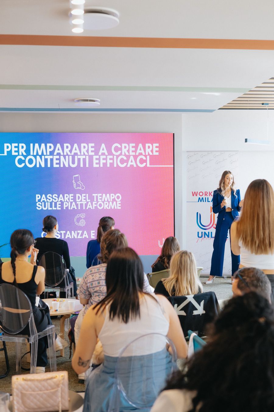 Gemma durante un workshop dal vivo con il pubblico in sala
